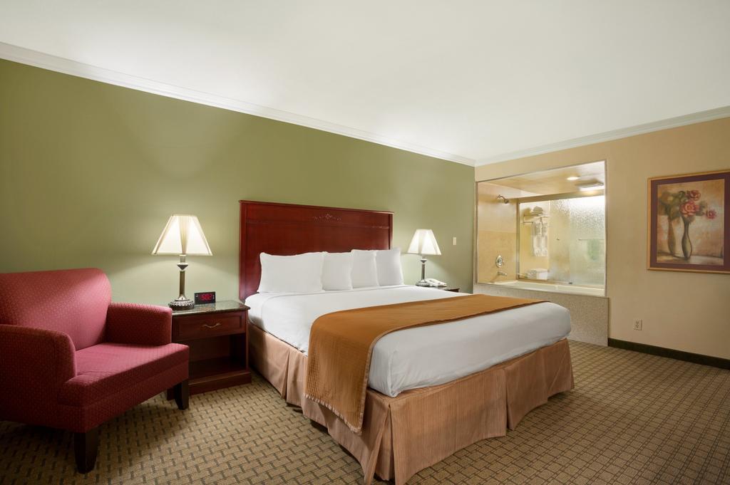 Howard Johnson By Wyndham Reseda Hotel & Suites Лос-Анджелес Екстер'єр фото