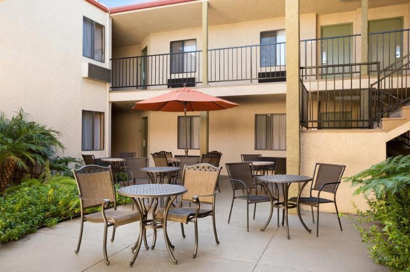 Howard Johnson By Wyndham Reseda Hotel & Suites Лос-Анджелес Екстер'єр фото