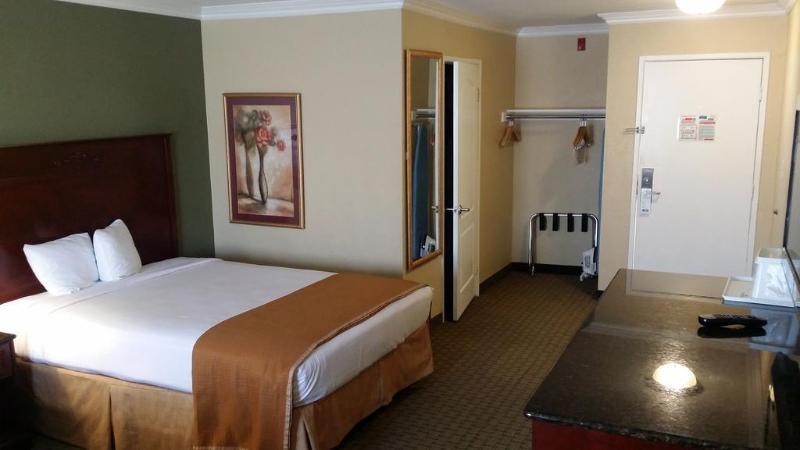 Howard Johnson By Wyndham Reseda Hotel & Suites Лос-Анджелес Екстер'єр фото
