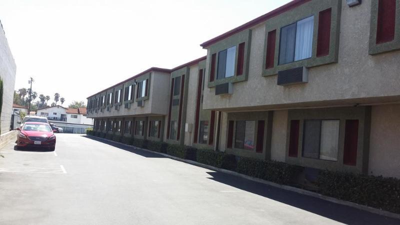 Howard Johnson By Wyndham Reseda Hotel & Suites Лос-Анджелес Екстер'єр фото