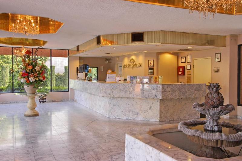Howard Johnson By Wyndham Reseda Hotel & Suites Лос-Анджелес Екстер'єр фото