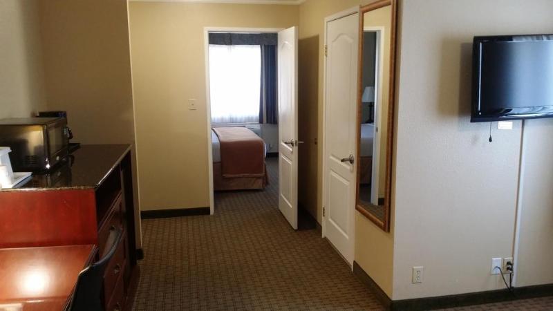 Howard Johnson By Wyndham Reseda Hotel & Suites Лос-Анджелес Екстер'єр фото