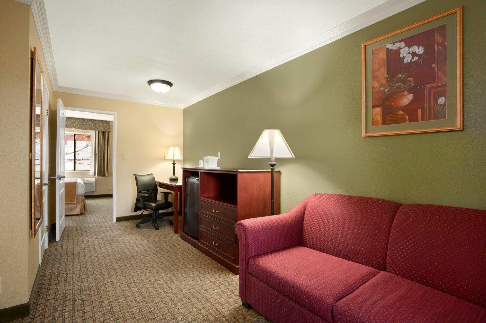 Howard Johnson By Wyndham Reseda Hotel & Suites Лос-Анджелес Екстер'єр фото