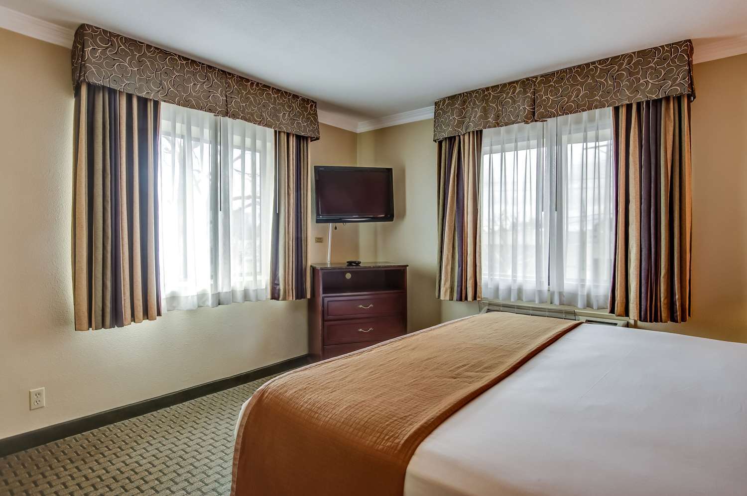 Howard Johnson By Wyndham Reseda Hotel & Suites Лос-Анджелес Екстер'єр фото