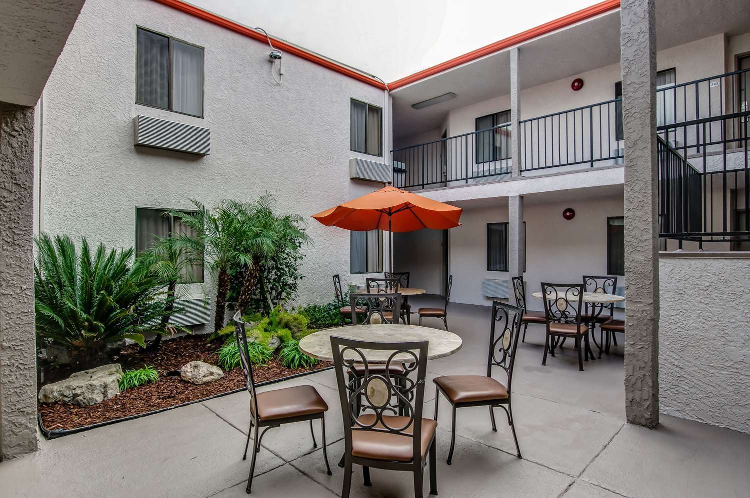 Howard Johnson By Wyndham Reseda Hotel & Suites Лос-Анджелес Екстер'єр фото