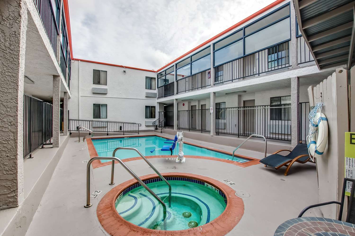 Howard Johnson By Wyndham Reseda Hotel & Suites Лос-Анджелес Екстер'єр фото